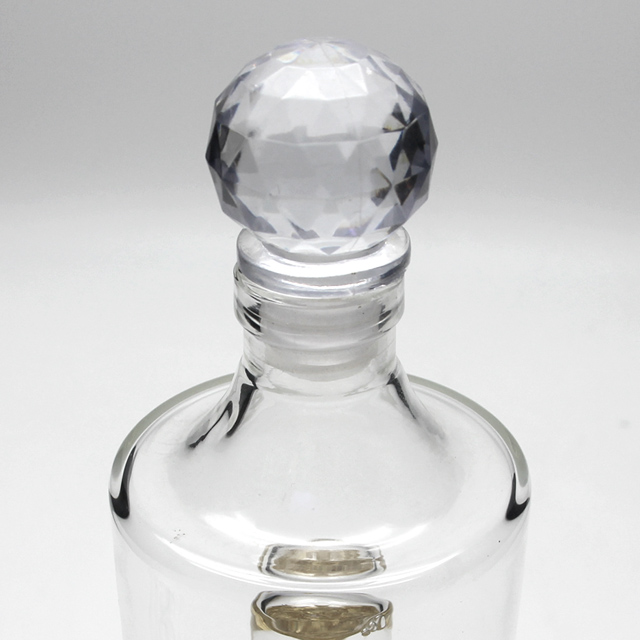 botella de vodka transparente sin plomo creativa